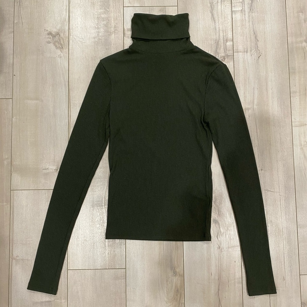 H&M DIVIDED olive green turtleneck
